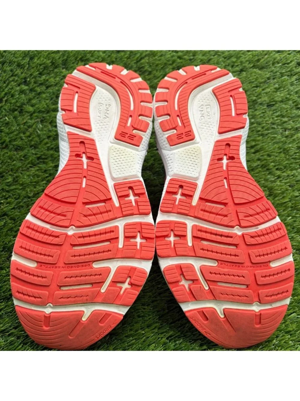 Brooks Adrenaline GTS 22 Womens Size 7 Orange Athletic Running Shoes Sneakers